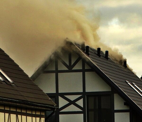 Dym nad kompleksem domków. Płonęły materiały budowlane! [FOTO]