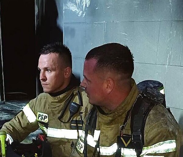 Słupsk: Nocny pożar przy Konarskiego. Pięć osób trafiło do szpitala
