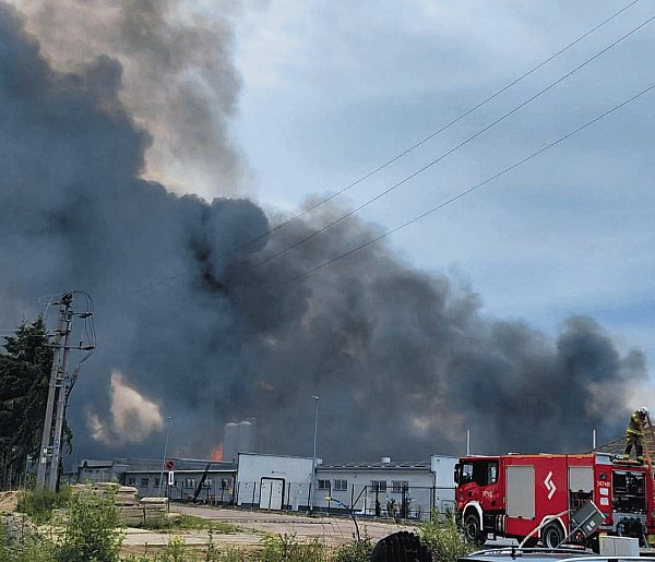 Potężny pożar fabryki aerozoli w Charnowie. Ewakuowano mieszkańców