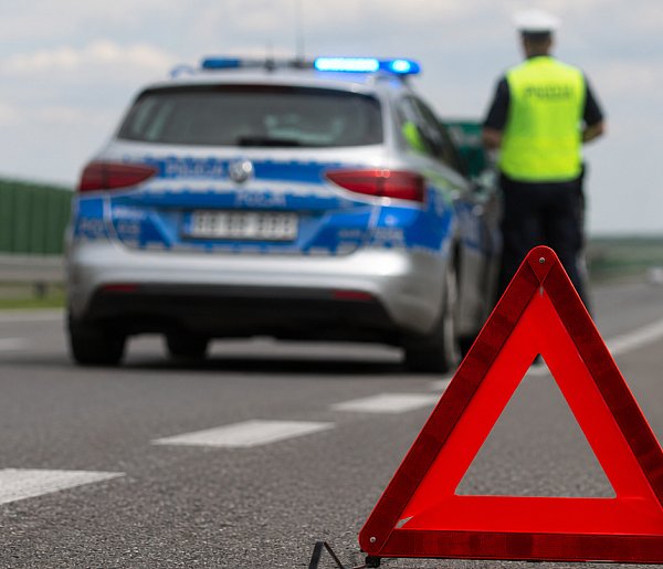Zasnął za kierownicą na DK6. Zderzenie dwóch aut i utrudnienia w ruchu
