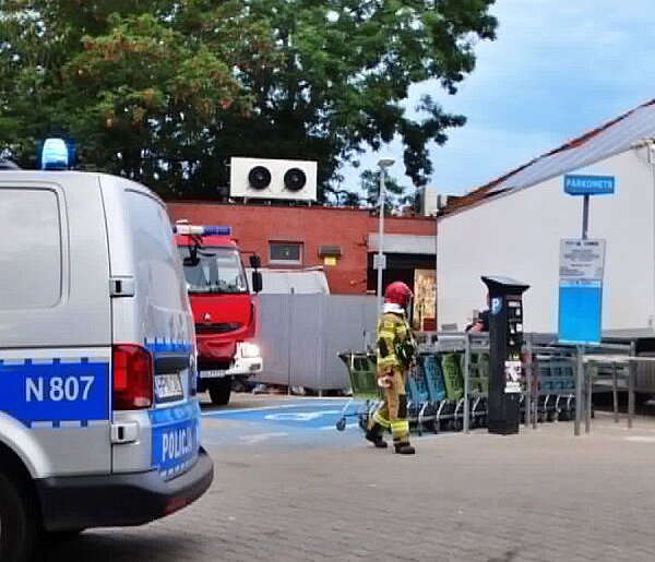 Ustka: Mercedes wjechał w budynek dyskontu. Kierowca ukarany mandatem