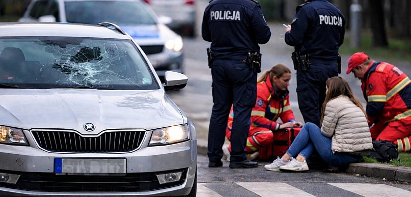 Potrącenie 18-latki na pasach. Policja zatrzymała prawo jazdy kierowcy