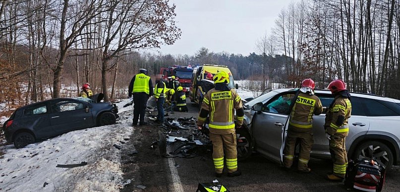 Czołowe ZDERZENIE w Będziechowie. Droga wojewódzka nr 213 ZABLOKOWANA!