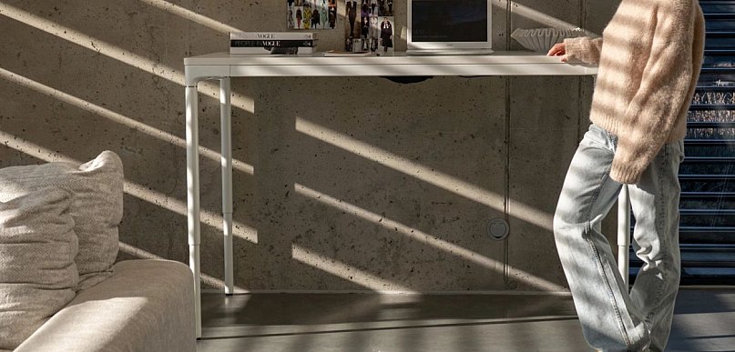 Biurko z regulacją: jak poprawić ergonomię stanowiska pracy?