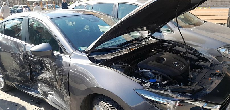 Ustka: Pomylił hamulec z gazem. Senior ROZBIŁ SZEŚĆ AUT na parkingu!