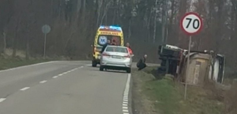 Ciężarówka w rowie w Kuleszewie. Kierowca UKARANY!