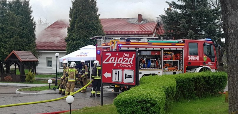 Pożar restauracji w Sycewicach. Akcję utrudnia duże zadymienie