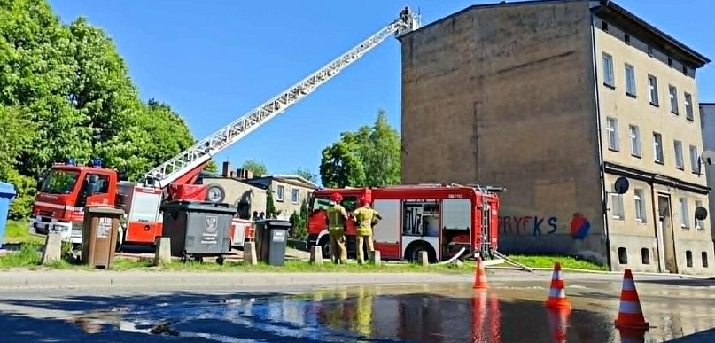 Pożar budynku przy Św. Piotra w Słupsku. Ulica była zamknięta