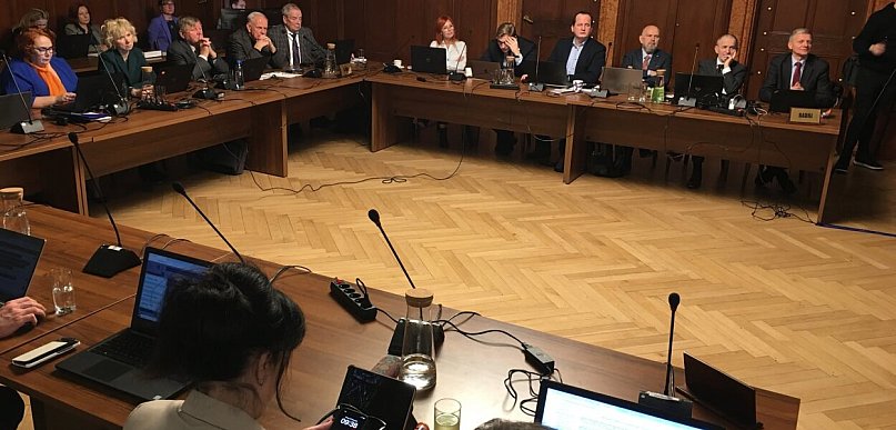 Wspomnienie ucznia i śmierć Róży. Burzliwa debata w radzie