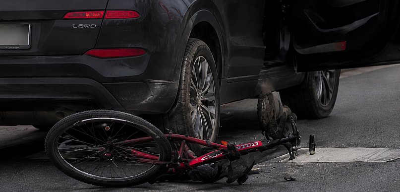 Słupsk: Potrącenie rowerzystki na przejeździe. Kobieta trafiła do szpitala