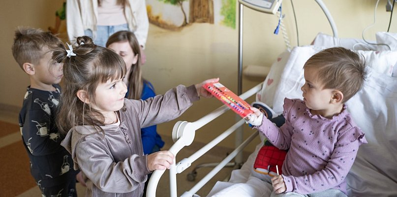 Świąteczny desant dobroci. Przedszkolaki odwiedziły małych pacjentów [FOTO] - 10365
