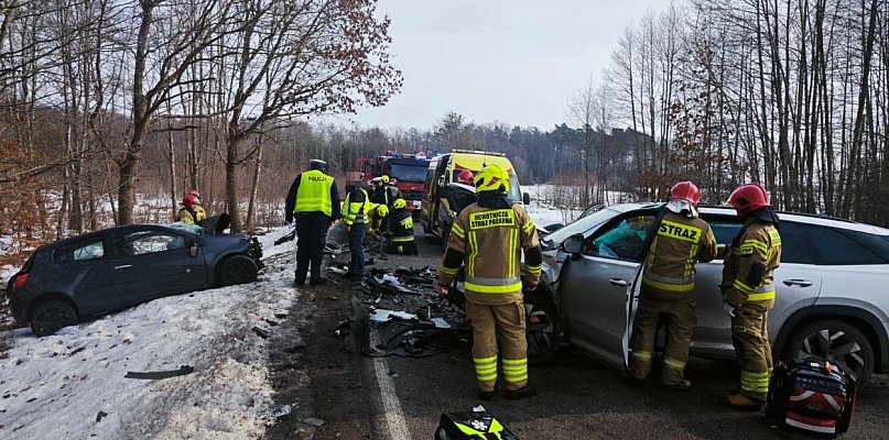 Czołowe ZDERZENIE w Będziechowie. Droga wojewódzka nr 213 ZABLOKOWANA!