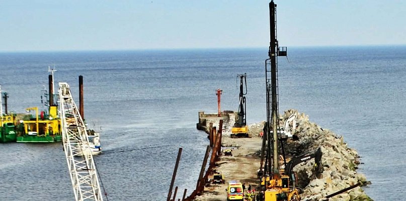 Ustka: Koparka wpadła do morza. Dwóch mężczyzn trafiło do szpitala