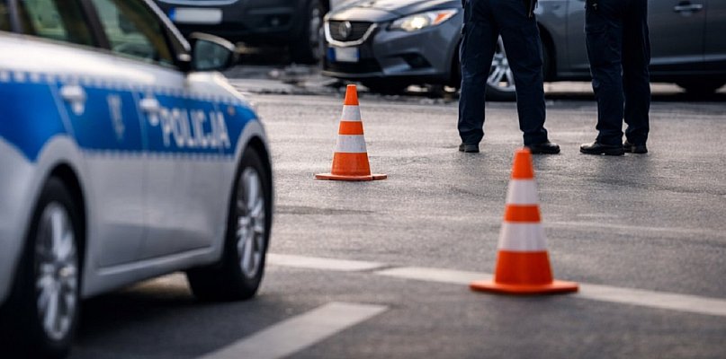 Poranna KRAKSA na skrzyżowaniu. Dostawczak nie zatrzymał się na czerwonym