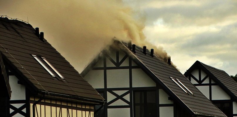 Dym nad kompleksem domków. Płonęły materiały budowlane! [FOTO]