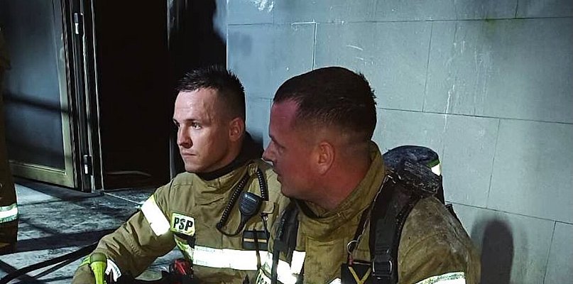 Słupsk: Nocny pożar przy Konarskiego. Pięć osób trafiło do szpitala