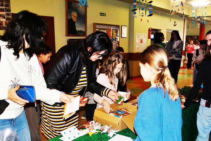 Ruszył charytatywny jarmark w Jedynce [FOTO]