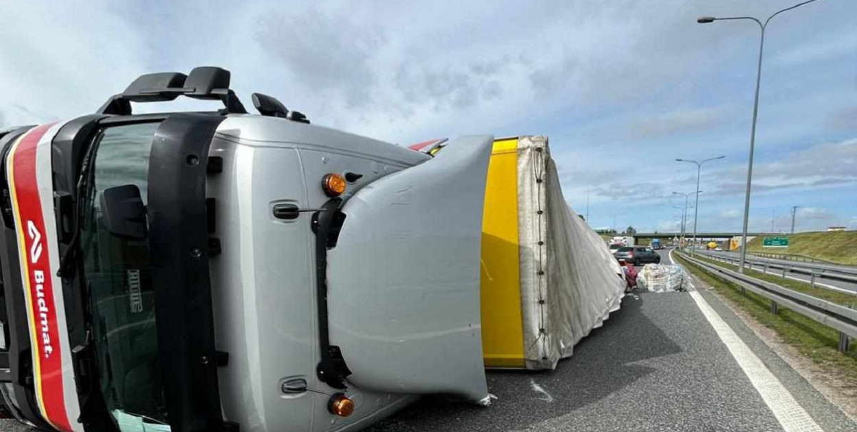 Przewrócona ciężarówka w Kobylnicy! Droga krajowa nr 6 ZABLOKOWANA! 