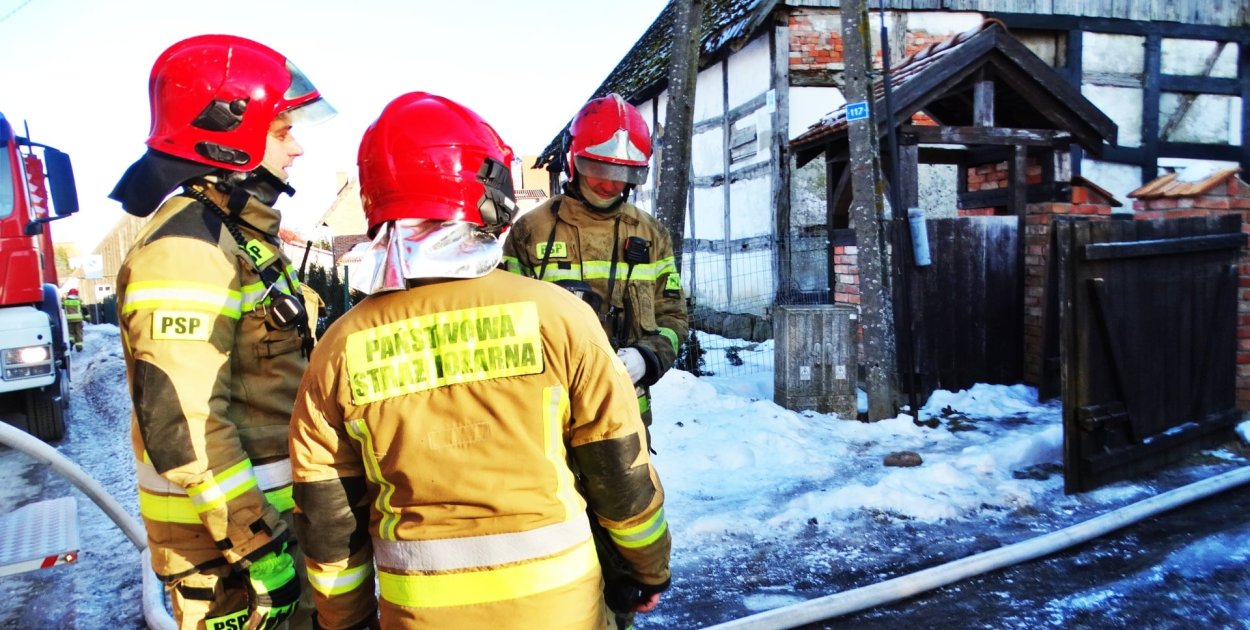 Pożar domu jednorodzinnego w Swołowie. Dwie osoby trafiły do szpitala!