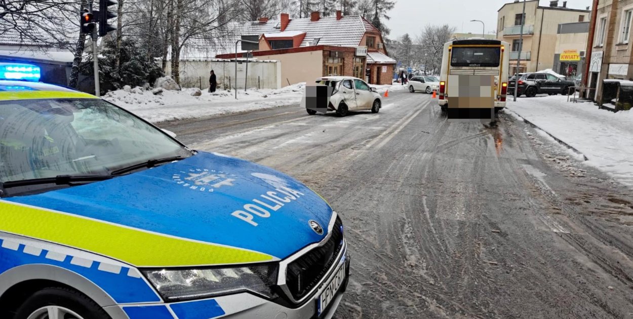 Osobówka wjechała pod autobus. Trzyletnia dziewczynka trafiła do szpitala!