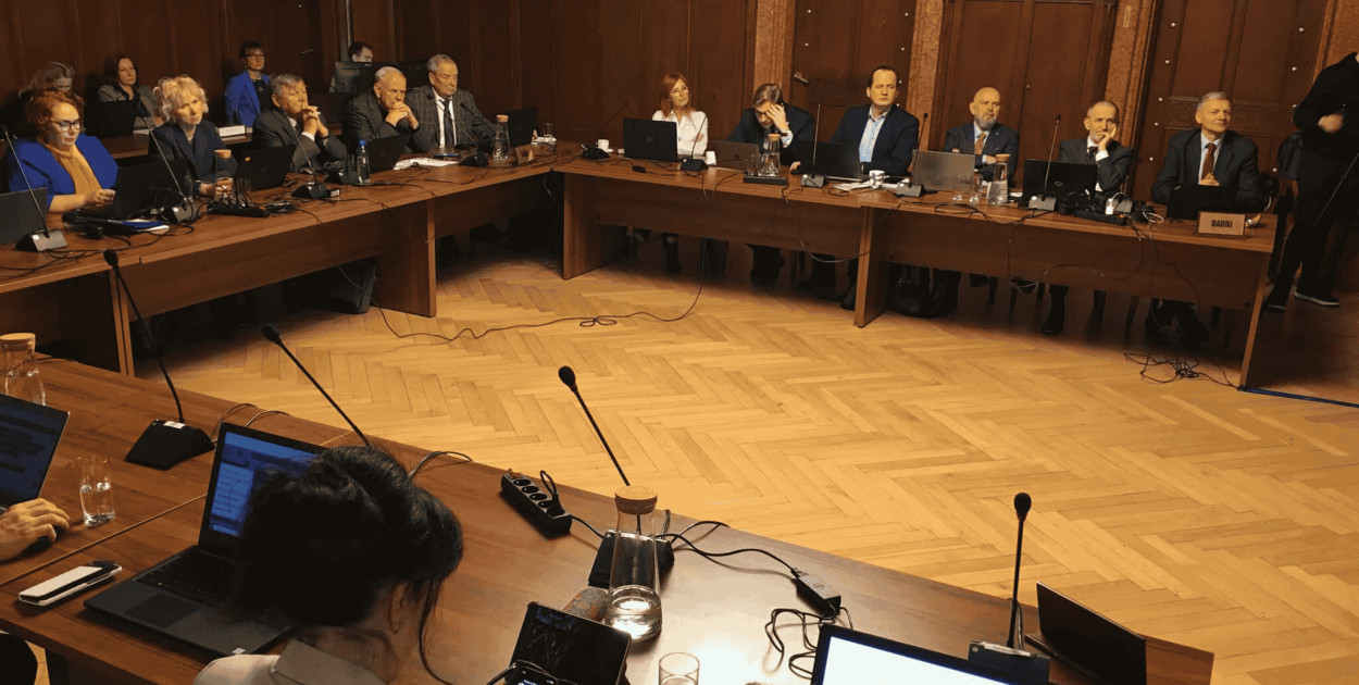 Słupska oświata w ogniu pytań – nowe obwody, walka o autobusy i spór o integrację