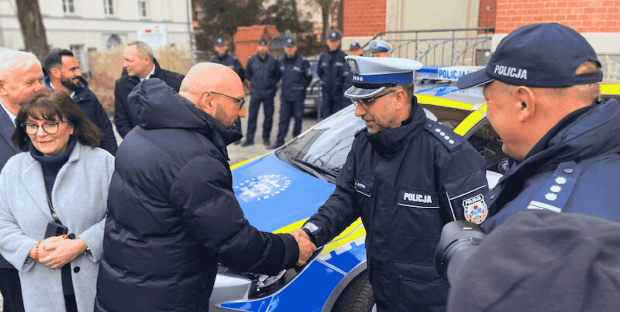 Słupska policja BEZ PELERYN, ale z milionami. Jak samorządy pompują kasę w policję