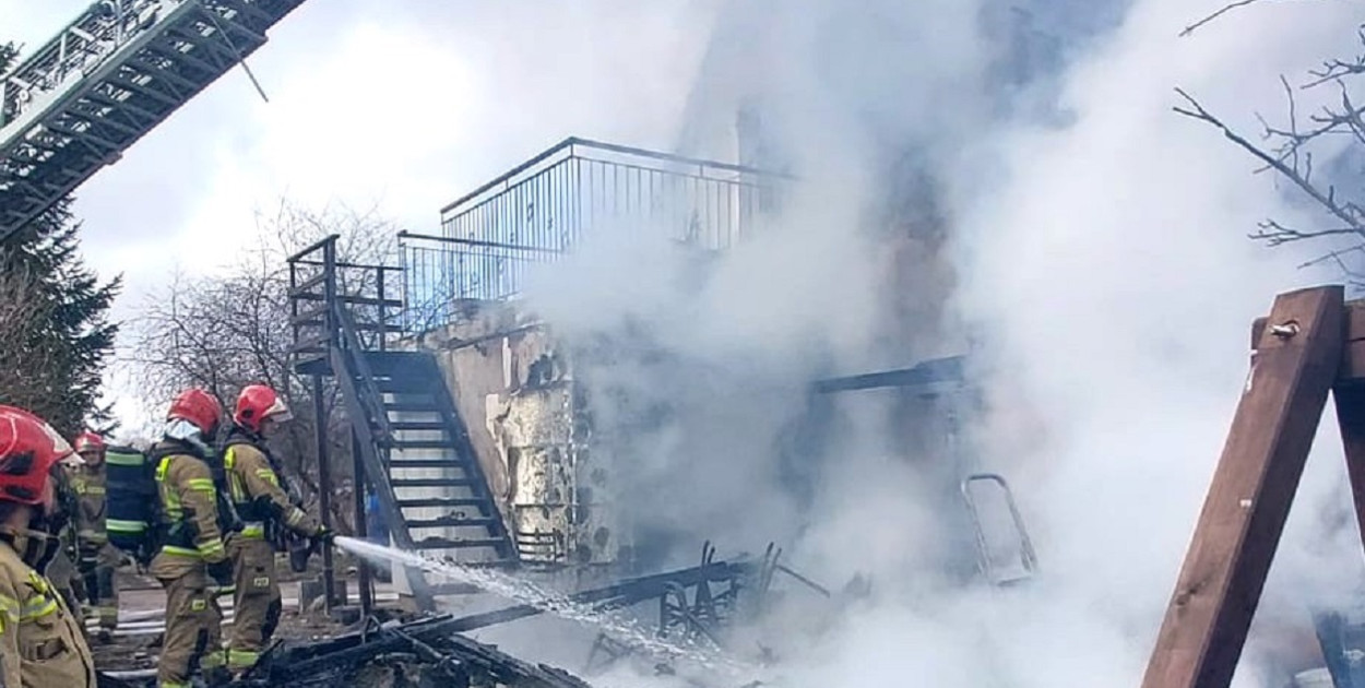 Pożar domu w Grąsinie. Z żywiołem walczyło dziewięć zastępów straży!