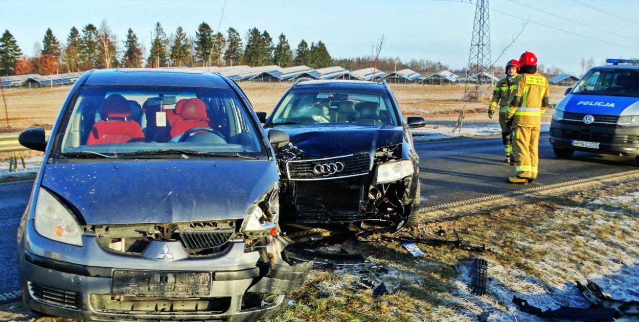 Niebezpieczne wyprzedzanie między Ustką a Duninowem. Zderzenie DWÓCH AUT!