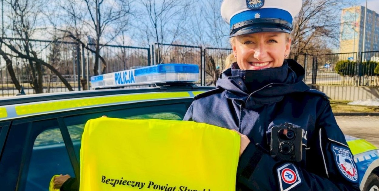 300 kamizelek dla pieszych. Policja będzie rozdawać je na drogach