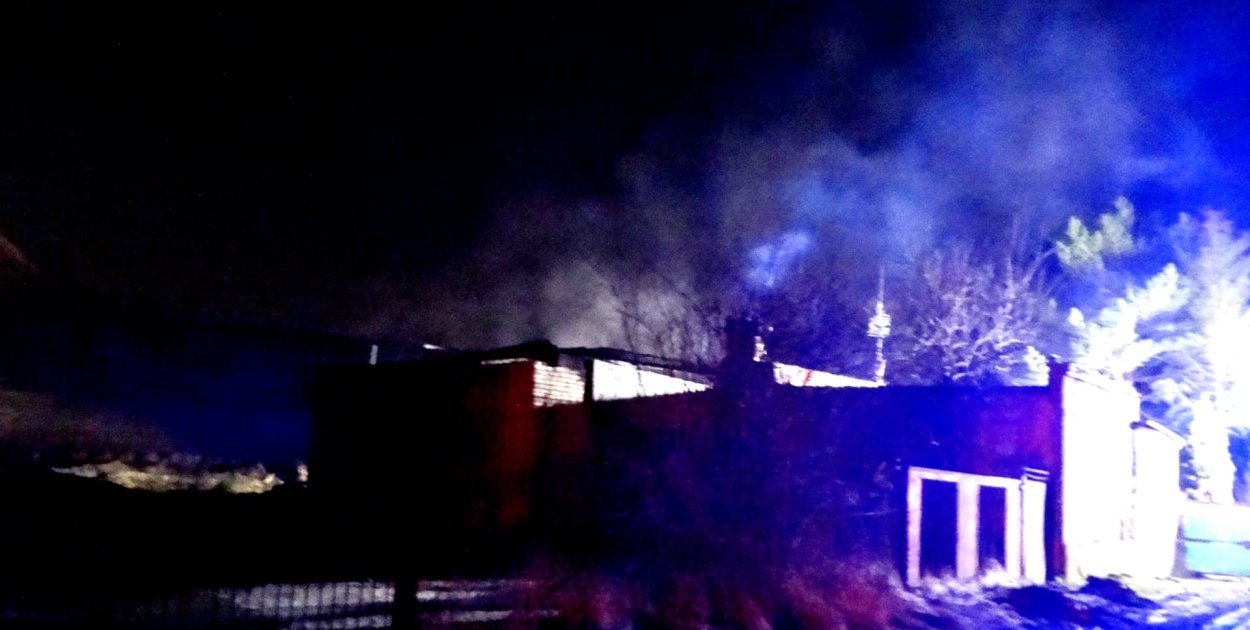 Pożar wiaty przy ul. Sportowej. Ogień tuż przy budynku mieszkalnym