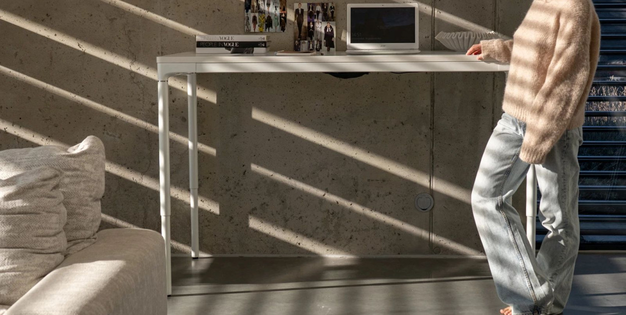 Biurko z regulacją: jak poprawić ergonomię stanowiska pracy?