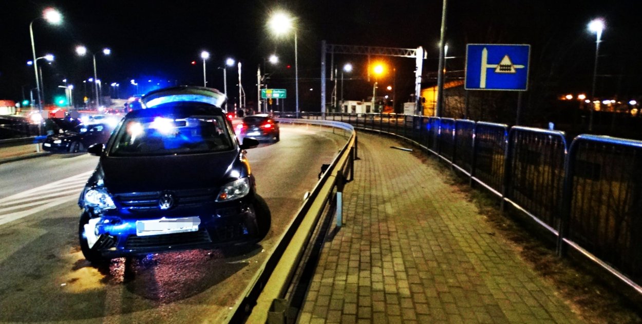 Kraksа na wiadukcie w Ustce. 86-latek zjechał na przeciwległy pas