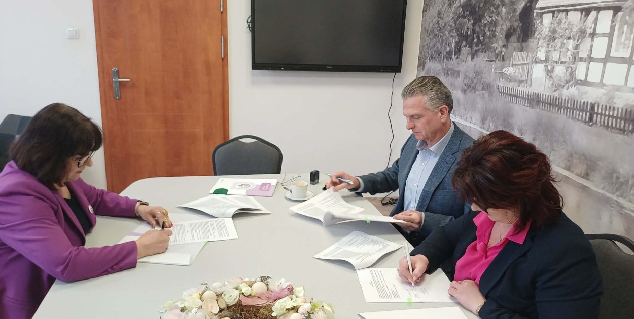 Rusza ważna inwestycja w Wierzbięcinie. Podpisano umowę na przebudowę drogi