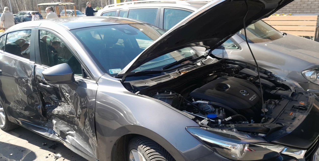 Ustka: Pomylił hamulec z gazem. Senior ROZBIŁ SZEŚĆ AUT na parkingu!