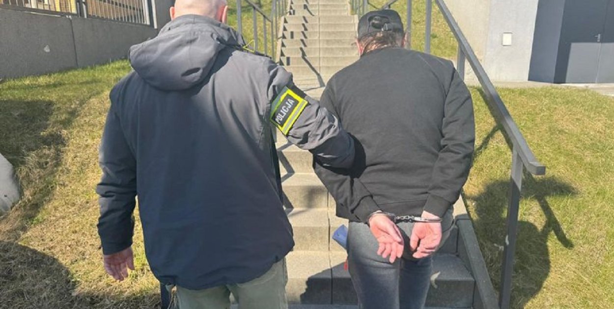 Szaleńczy RAJD ulicami Słupska. 46-latek staranował auta i UCIEKŁ DO LASU!