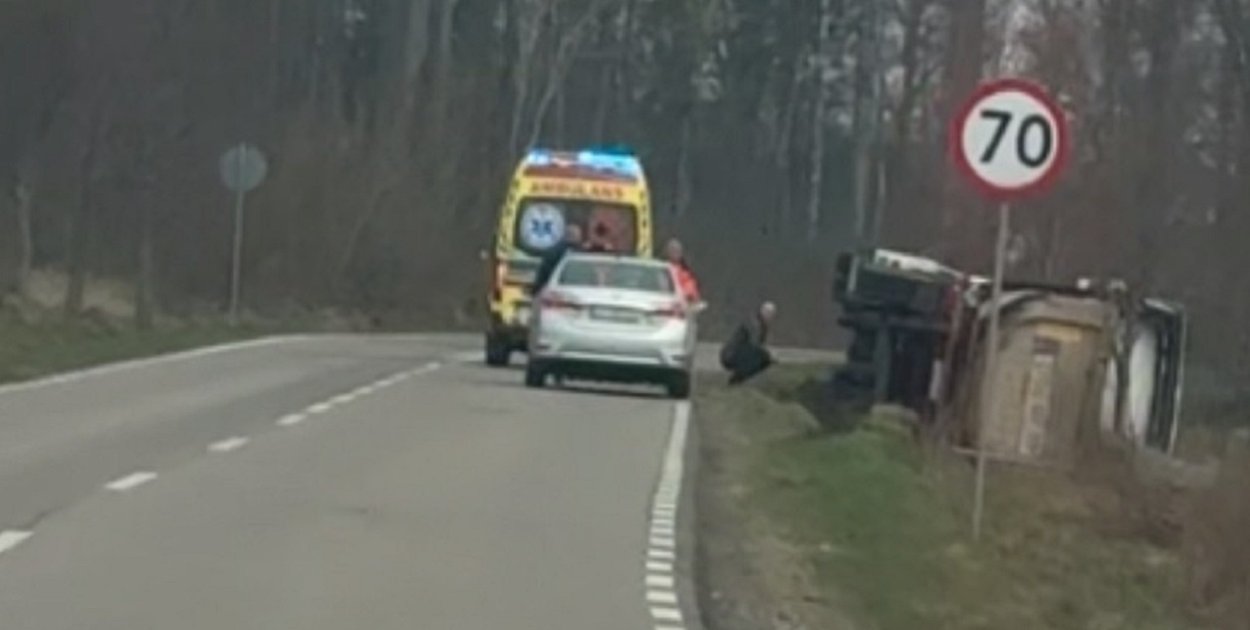 Ciężarówka w rowie w Kuleszewie. Kierowca UKARANY!